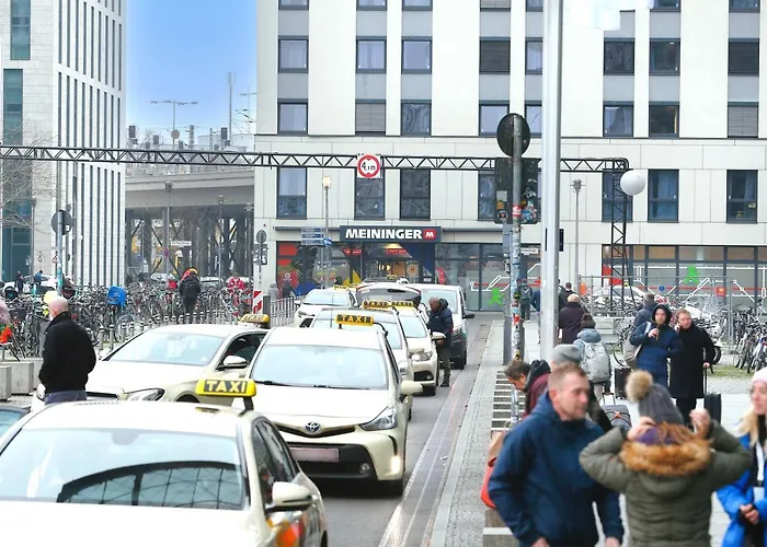 Meininger Hauptbahnhof Szálloda