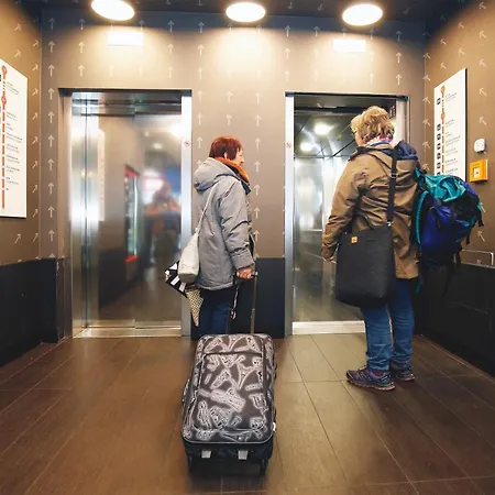 Meininger Hauptbahnhof Szálloda