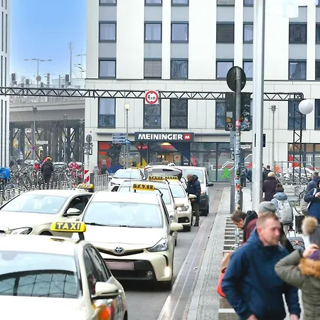 Meininger Hauptbahnhof Szálloda